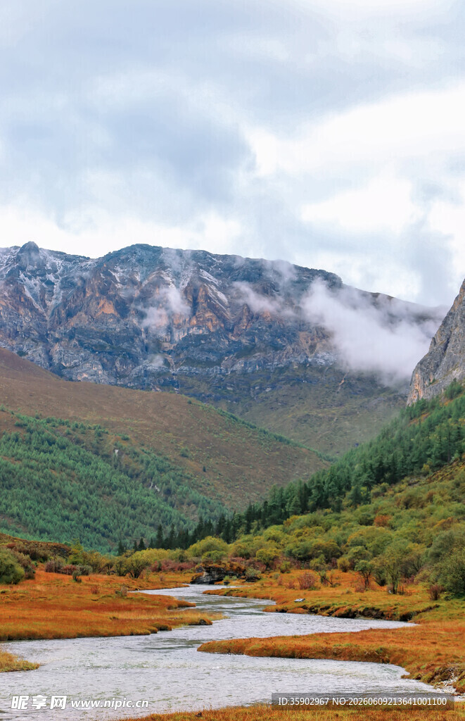 山间河畔美景