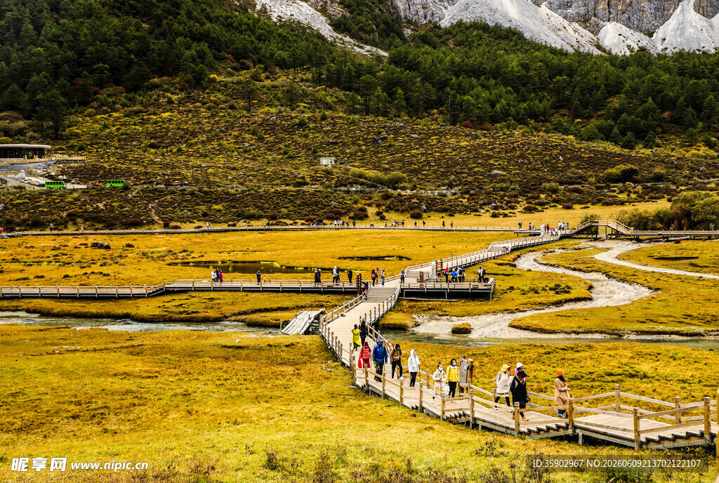 山间步道上的徒步旅行者