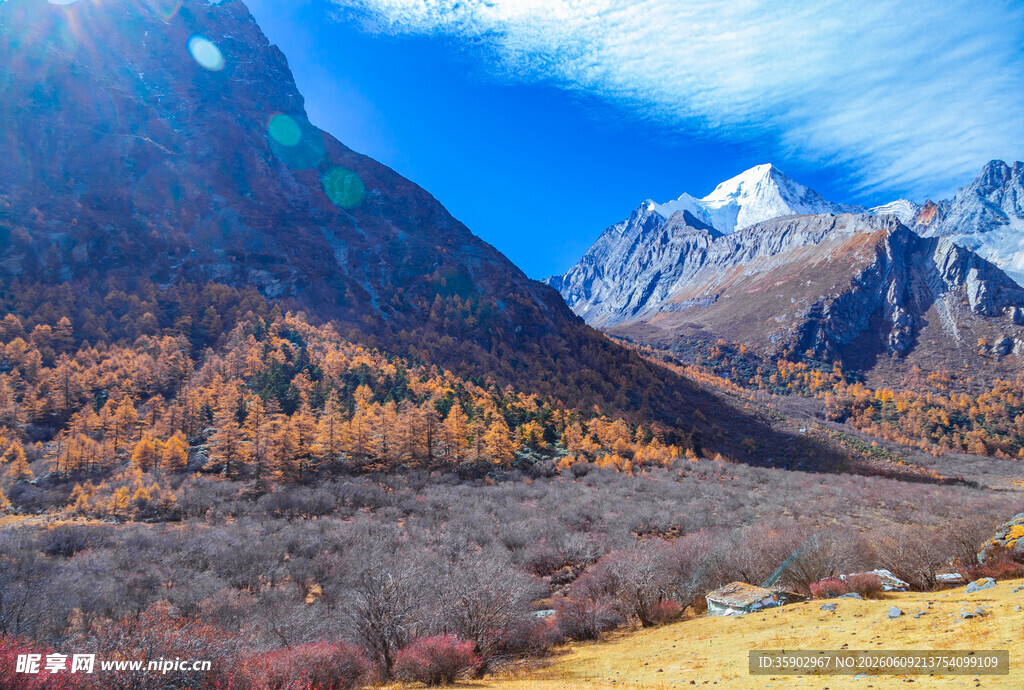 秋日壮丽雪山山谷美景