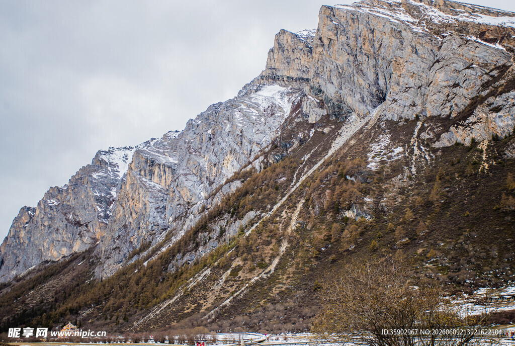 巍峨雪山下的壮丽山峦