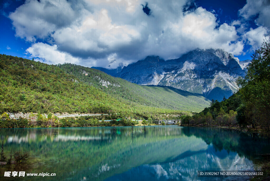青山碧水间的宁静湖景