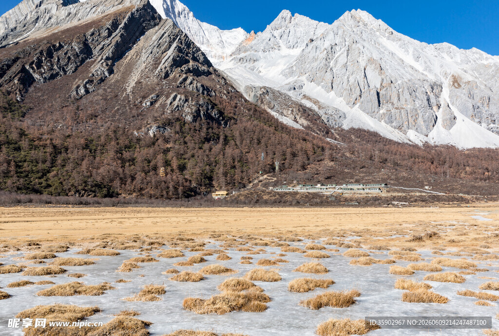 雪山下的广袤冰封荒原