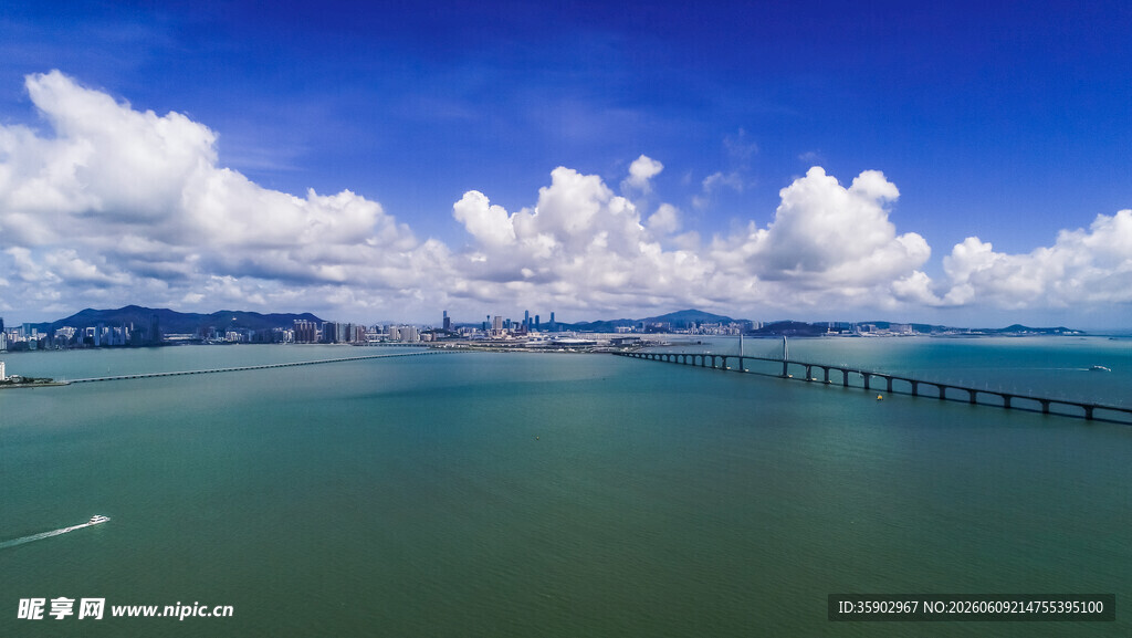 海上大桥与蓝天碧海美景