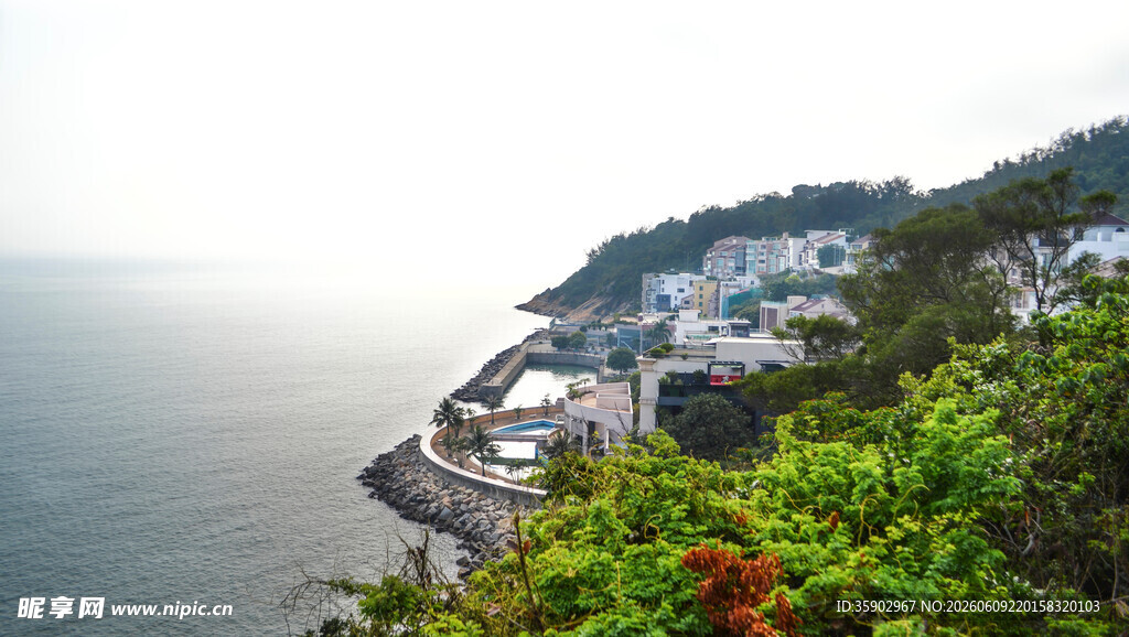 海岸边的美丽村落景观