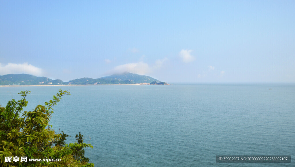 海边美景远处岛屿隐约可见