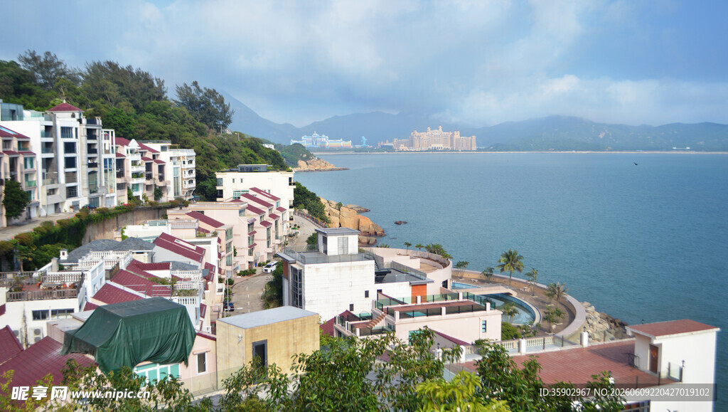 海滨彩色房屋俯瞰美景
