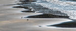 海浪轻拍沙滩的美丽景象