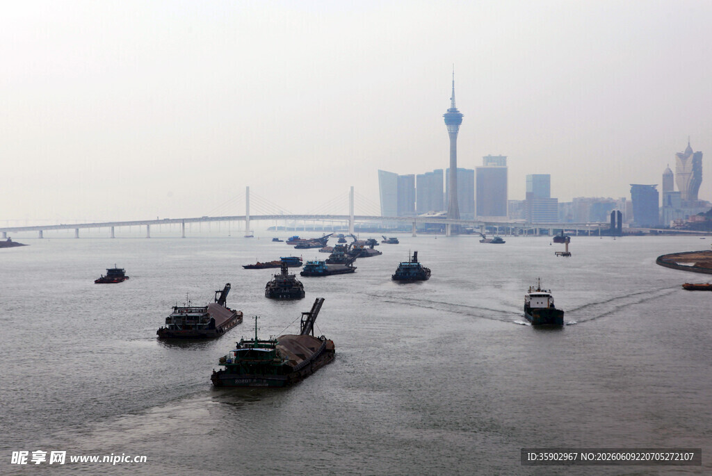 上海外滩水域船只景象