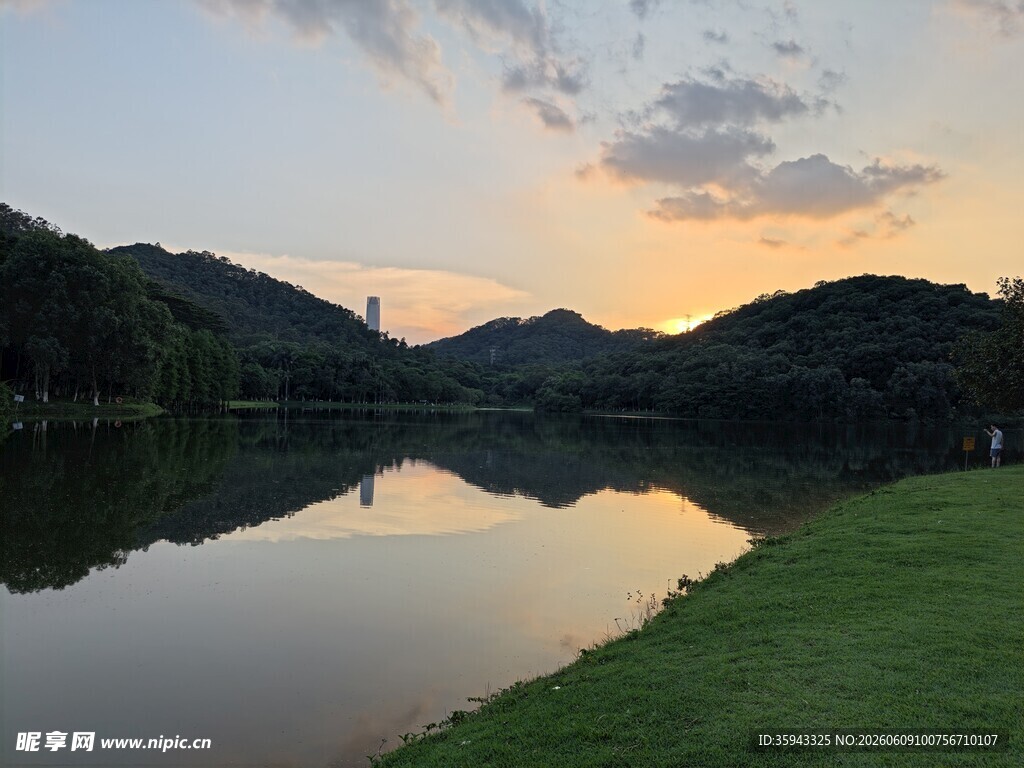 湖畔黄昏美景