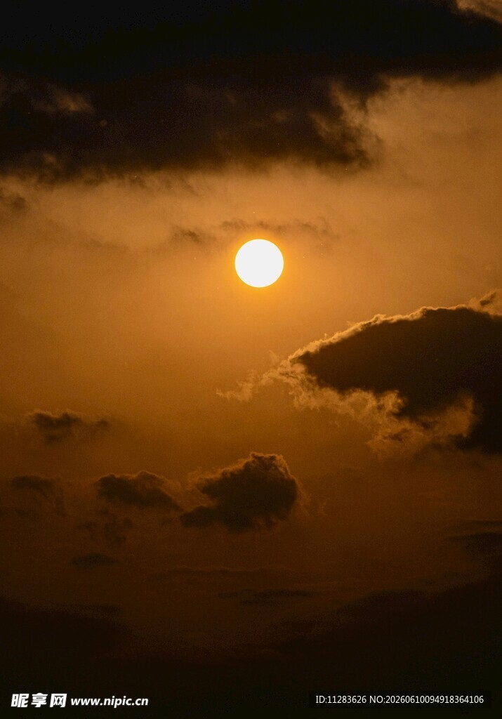 夕阳映云景