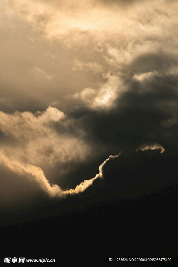 夕阳穿透云层的壮丽景象