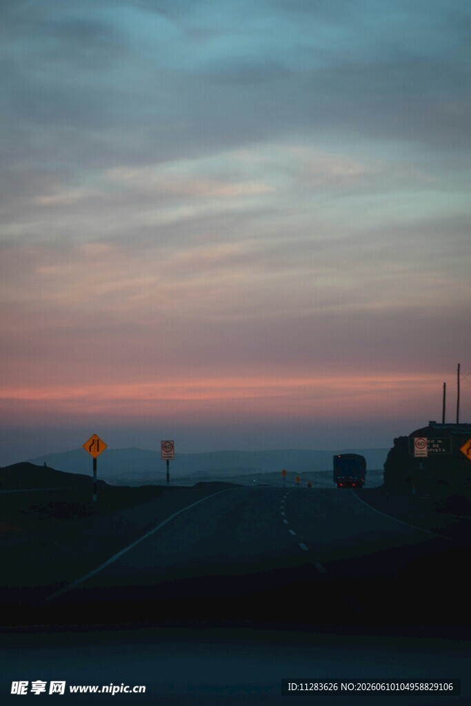 黄昏时分的公路与天际线