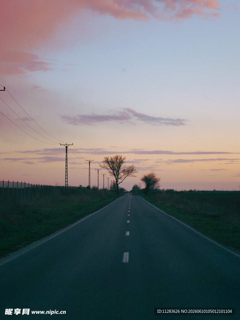 黄昏下的空旷公路