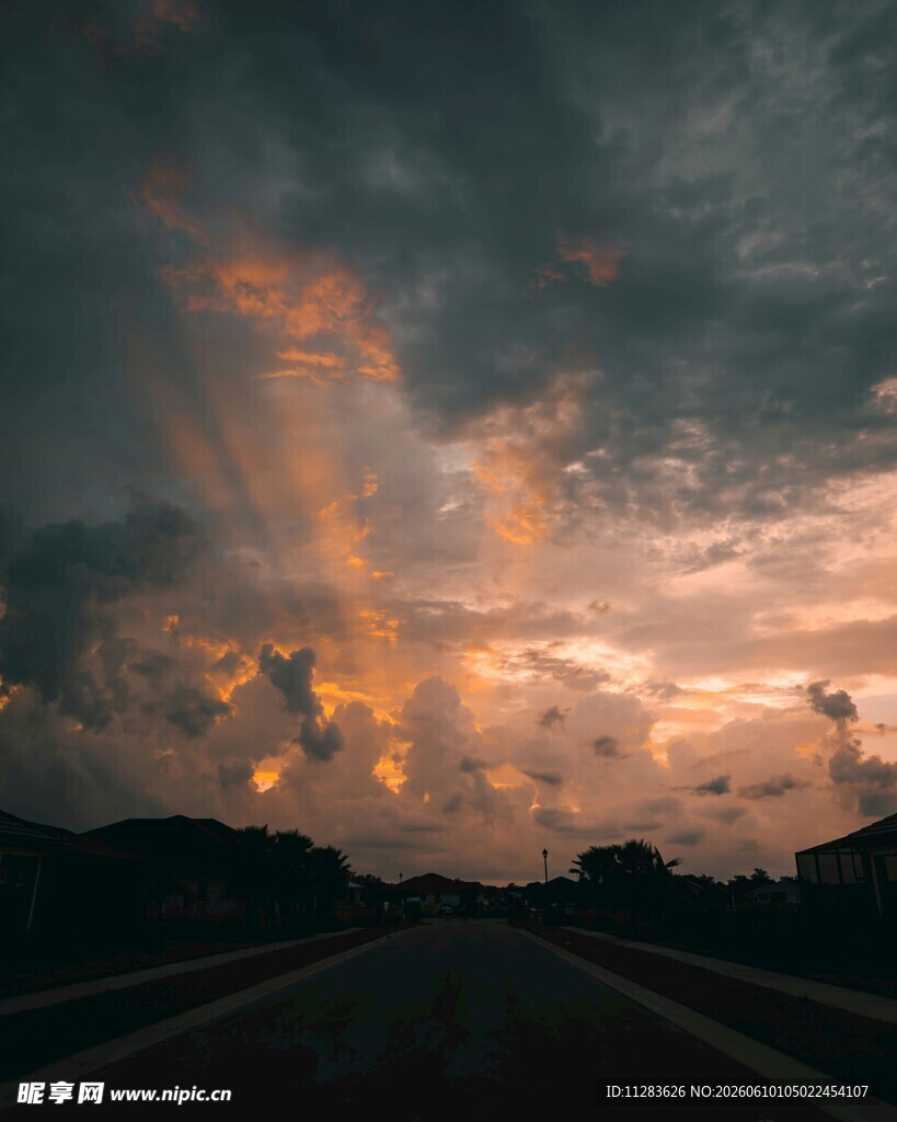 黄昏下的公路与绚丽云彩