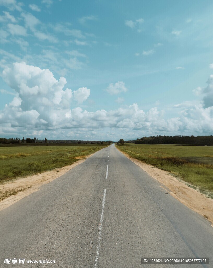 宽阔公路伸向