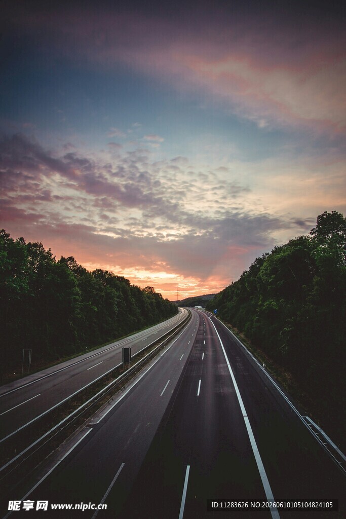 黄昏下的公路