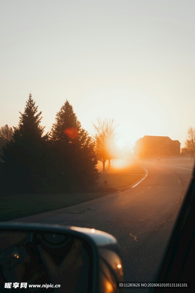 公路上的日落美景