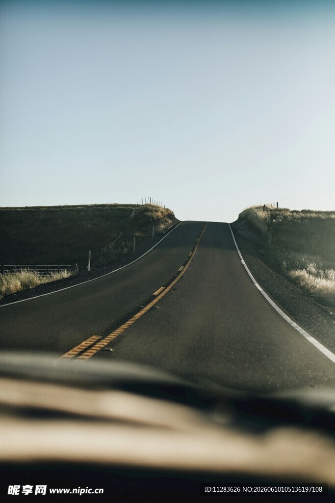 公路驾驶视角的风景