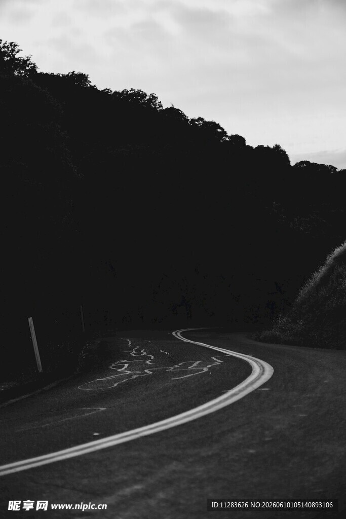 蜿蜒公路穿行