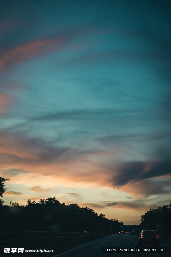 黄昏时分的天