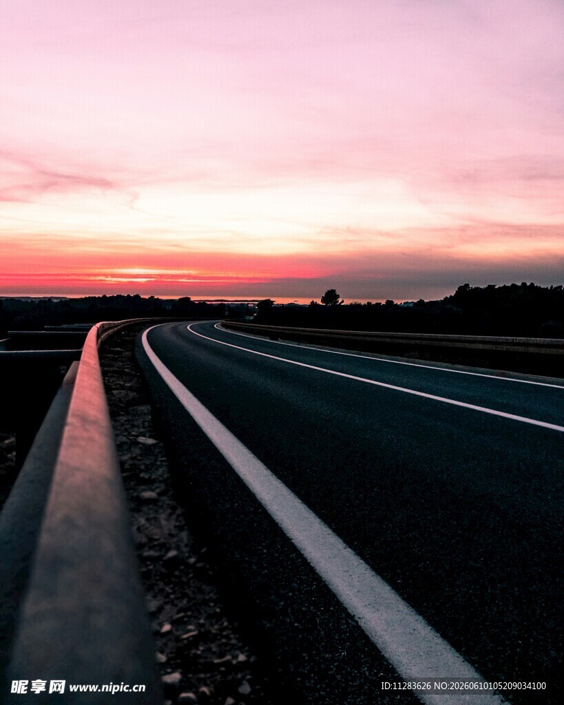 夕阳下的公路
