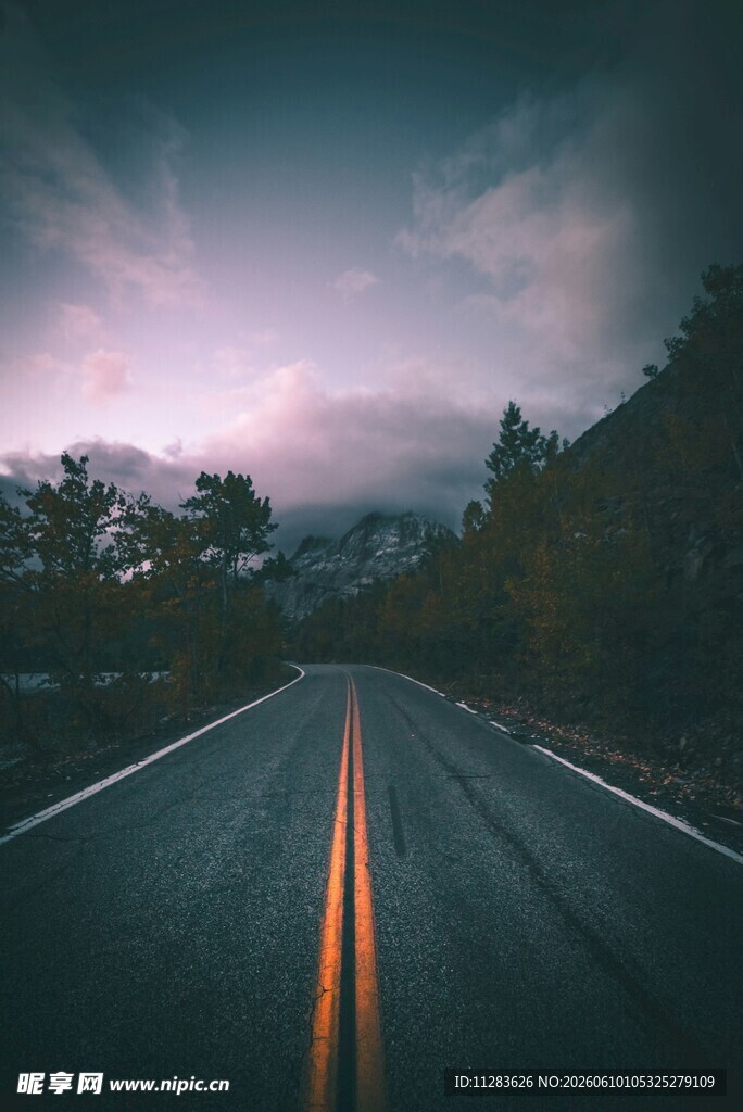 雾霭中的公路之路景