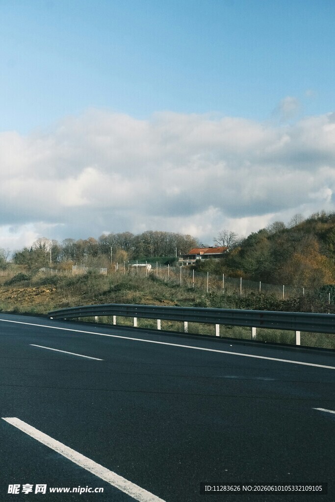 宽阔公路延伸向远方