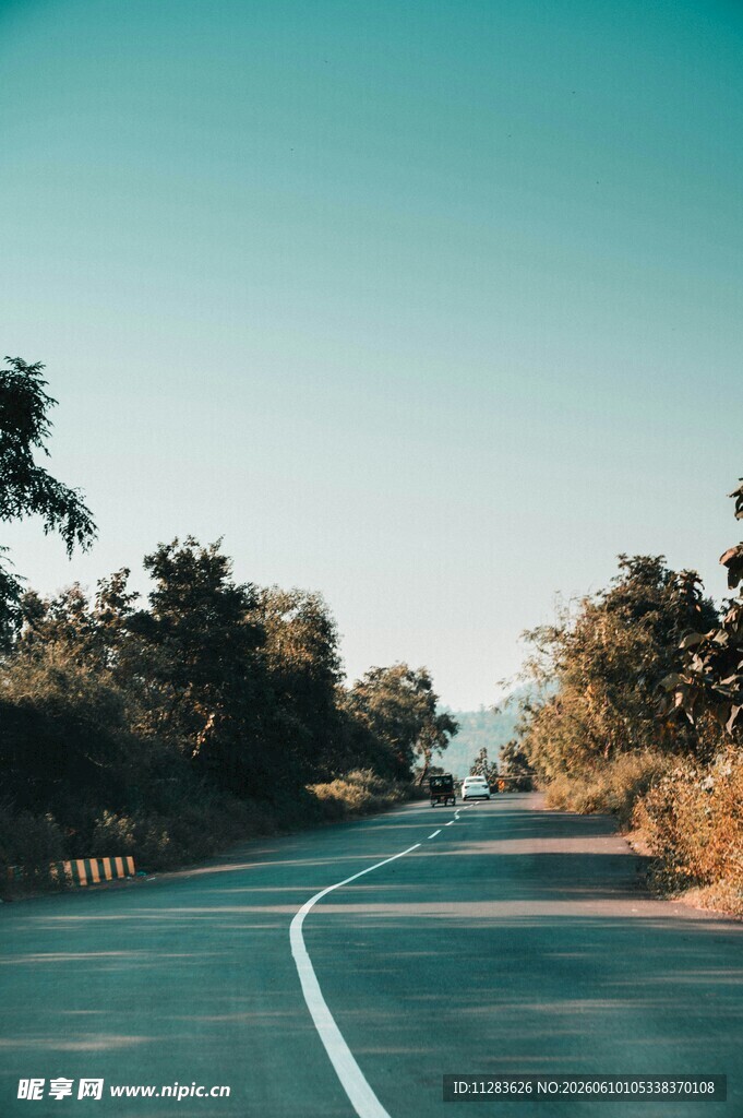 空旷公路两旁