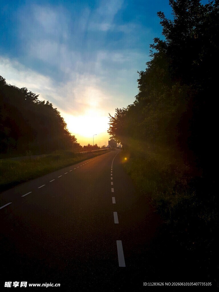 公路上的绝美日落风光