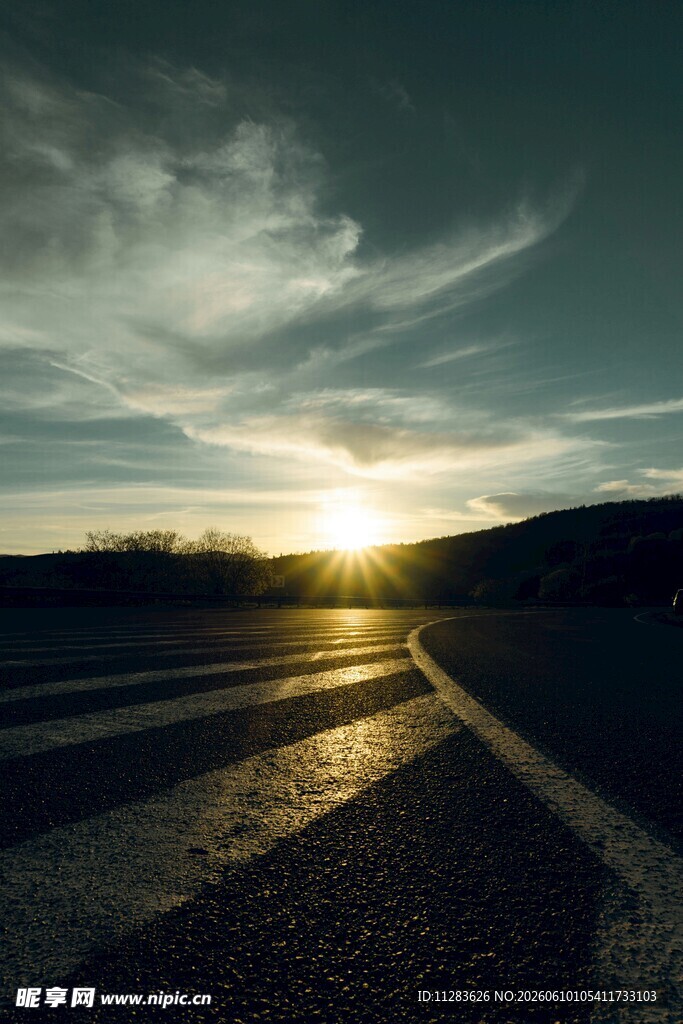 夕阳下的公路美景
