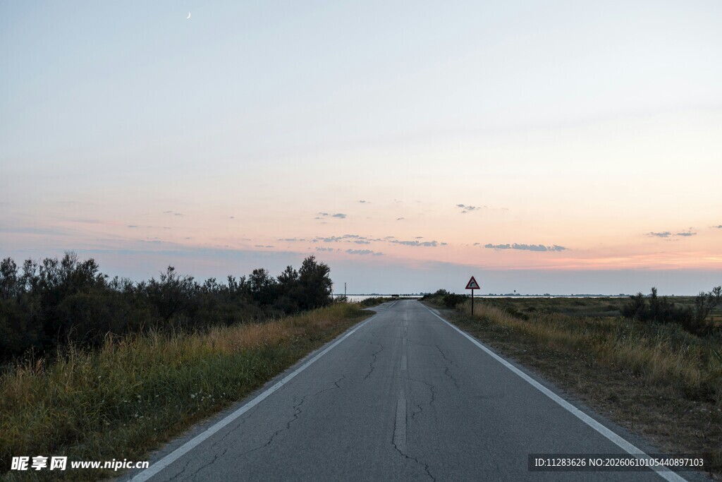 黄昏下的空旷公路