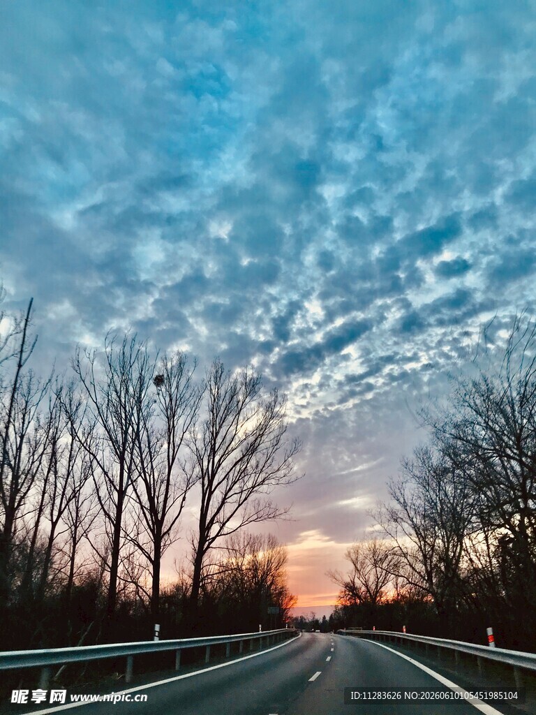 公路暮色风景