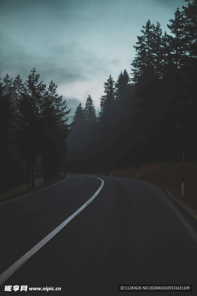 蜿蜒公路穿行