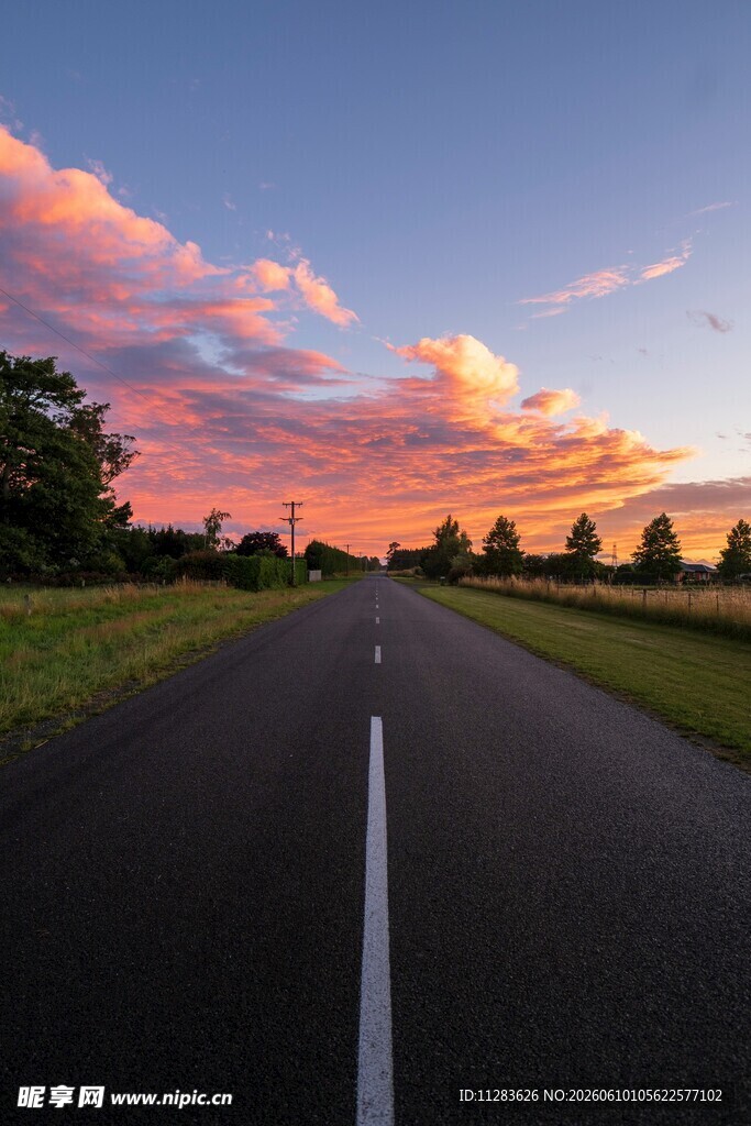 夕阳下的公路