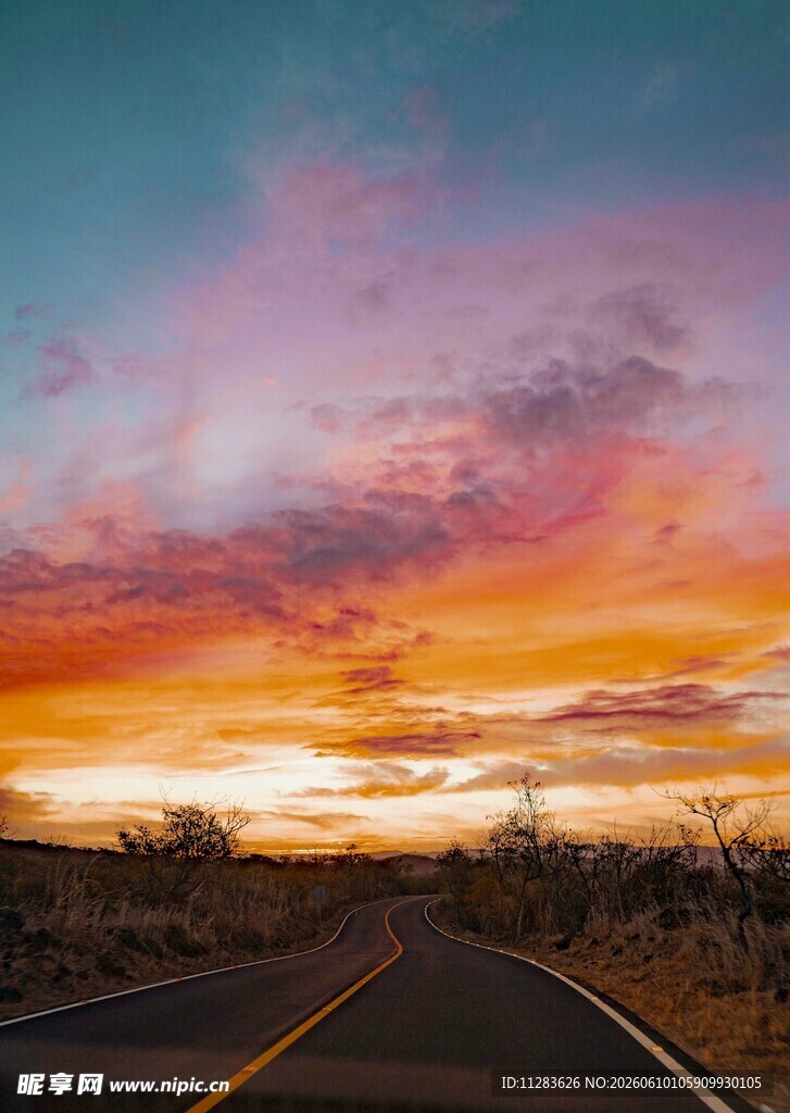 夕阳下的公路美景