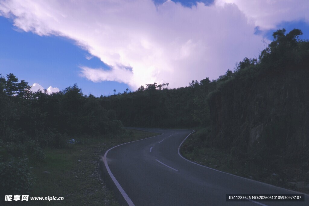 蜿蜒山路伴蓝天与云彩