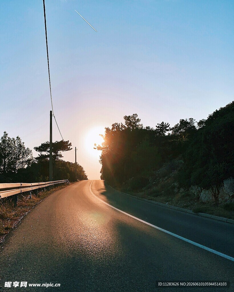 夕阳下的公路