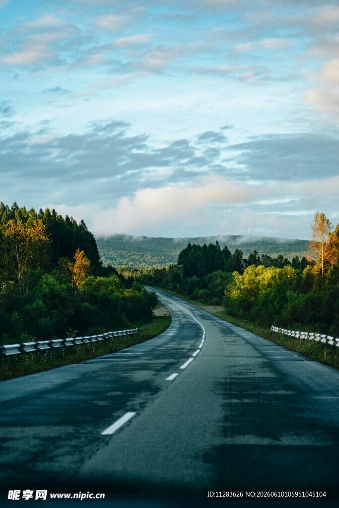 蜿蜒公路自然