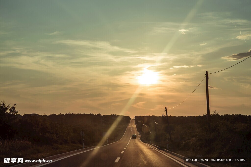 夕阳下的公路