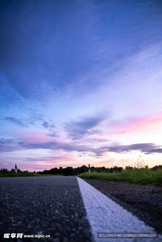 黄昏下的空旷道路美景