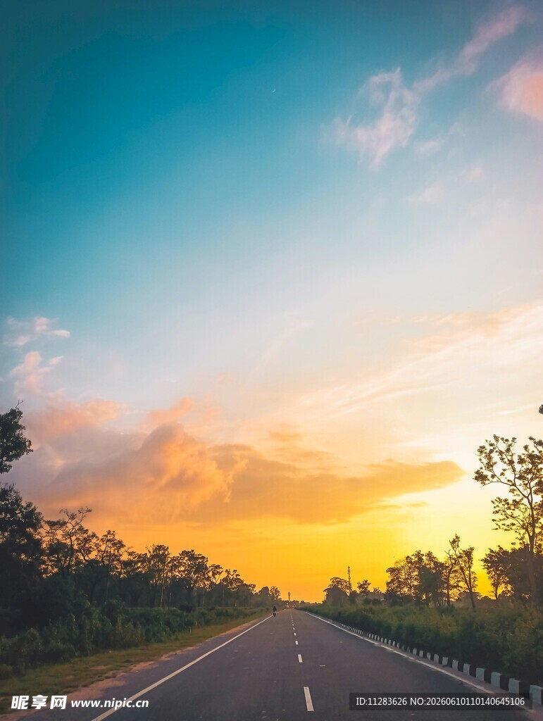 夕阳下的公路