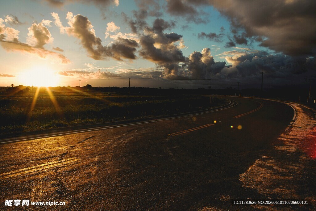 夕阳下的旷野公路美景
