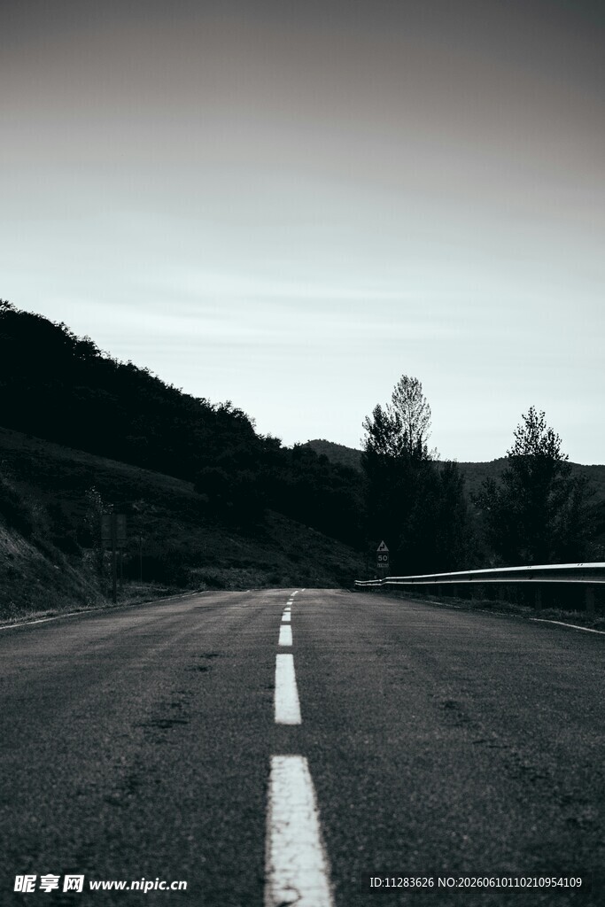 空旷公路延伸向远方