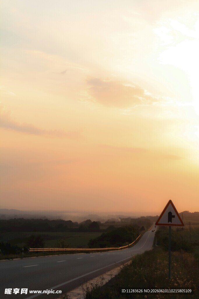 夕阳下的公路