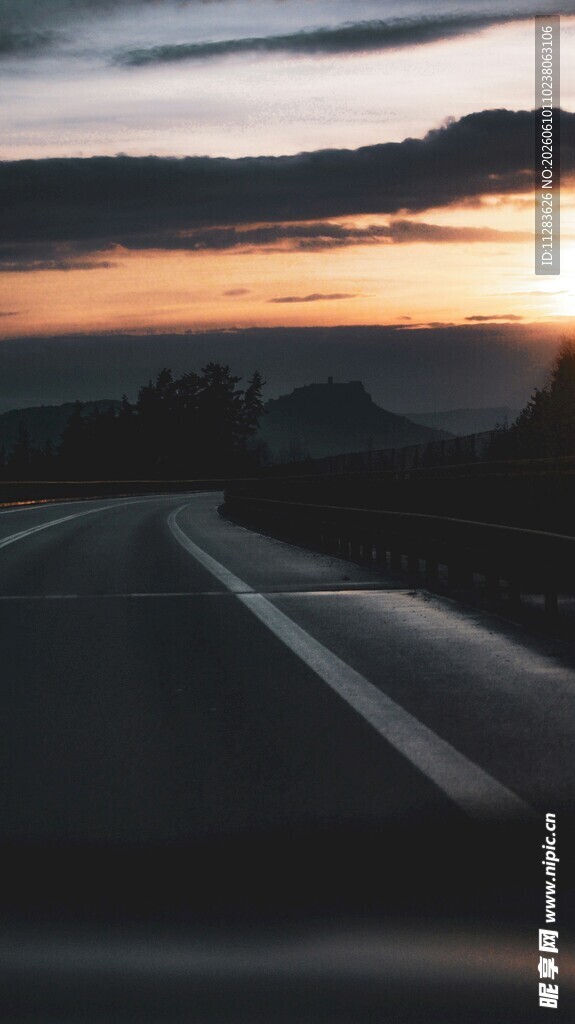 公路上的绝美日落景象