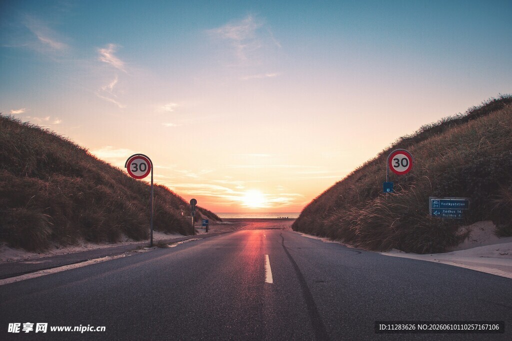 夕阳下的公路美景