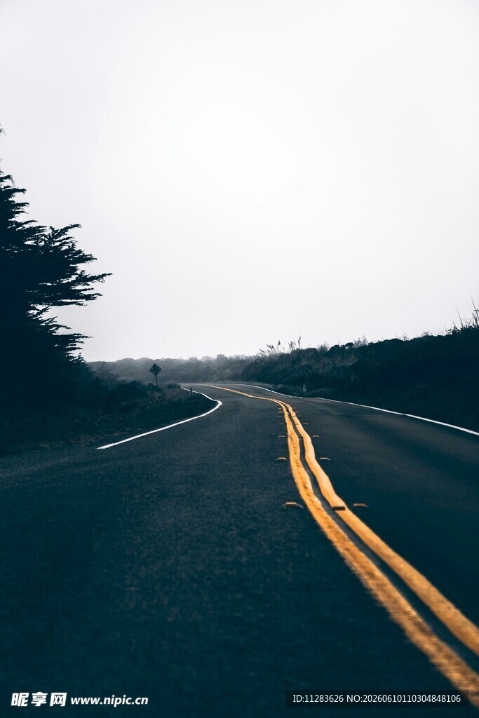 蜿蜒公路伸向远方
