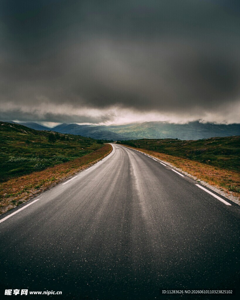 公路延伸至远方的风景