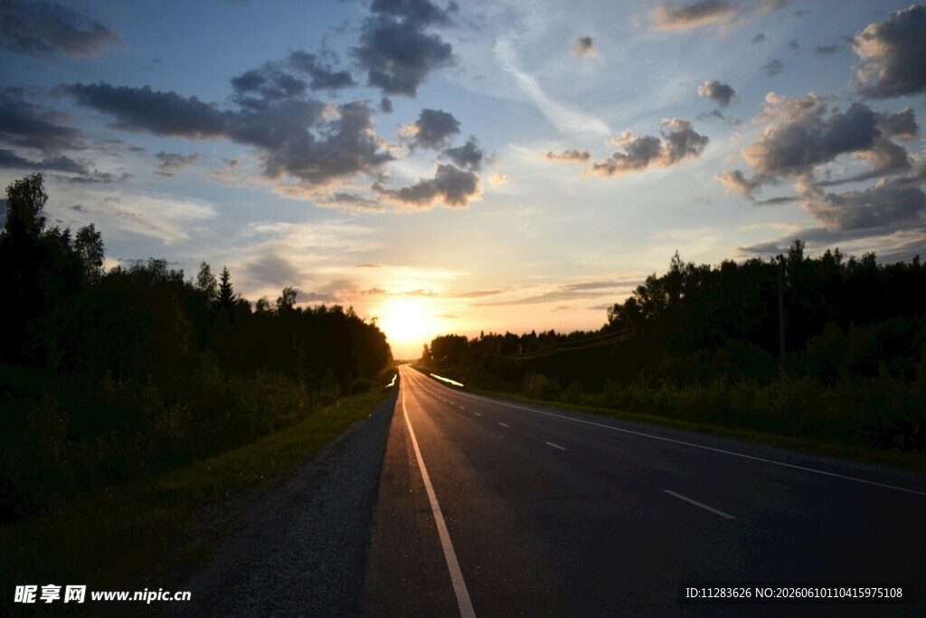 夕阳下的公路