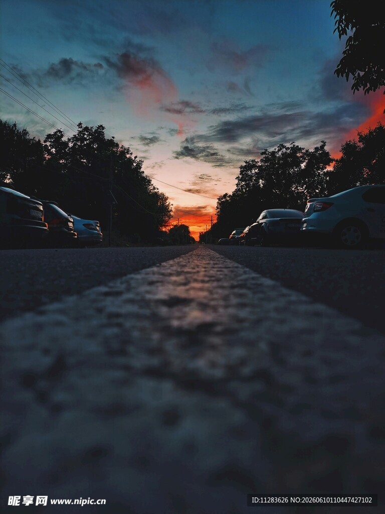 黄昏下的道路